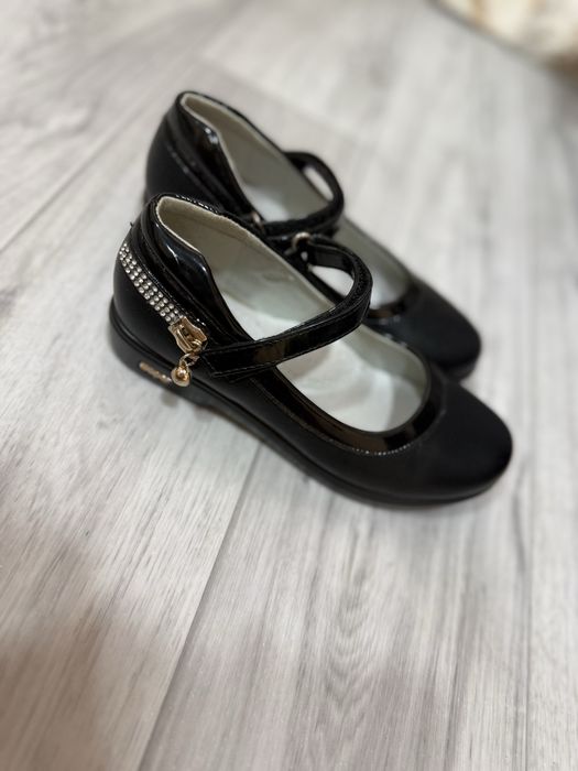 Нові дитячі туфлі на дівчинку