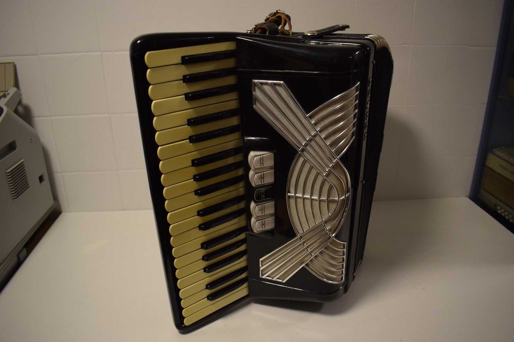 Acordeao Hohner Arieta. 3 Voz, N 101