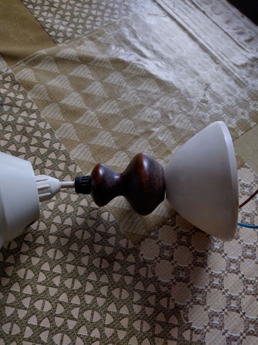 Lampa sufitowa. Klosz ze szkła koloru mlecznego.Sprawna.