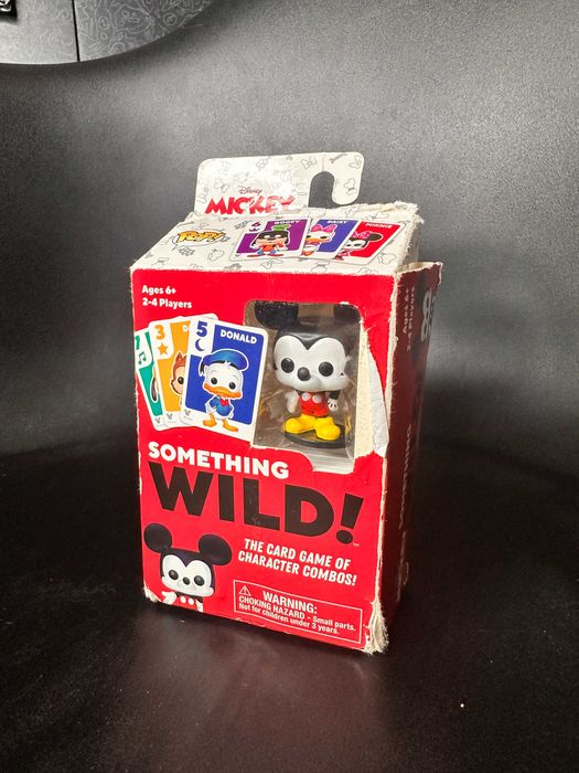 карткова гра Something Wild! Disney Mickey & Friends від компанії Funko, яка містить колекційну мініфігурку Funko Pop! із зображенням Міккі Мауса
