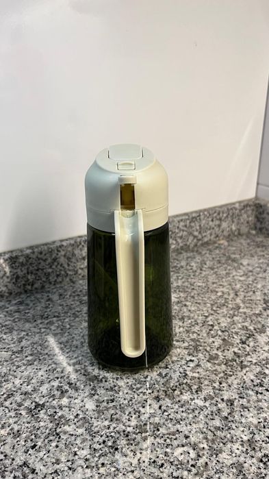 Recipiente em vidro  escuro  para azeite  com spray