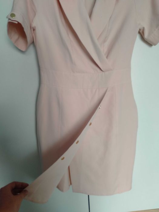 Pudrowa sukienka Maravilla Boutique 38