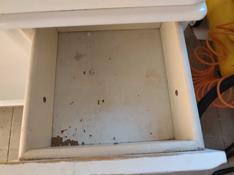 Móvel Branco WC e Lavatório em razoável estado