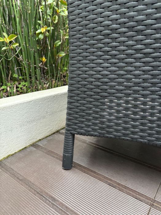 Conjunto de jardim, mesa com arrumação e 2 cadeirões cinzentos
