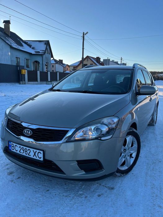 Легковий автомобіль Кіа Сід в кузові універсал