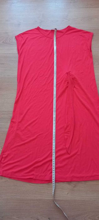 Maxi vestido com ombros descaidos e nó lateral M muito bom