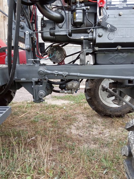 Трактор з мотоблока з плаваючою коробкою.