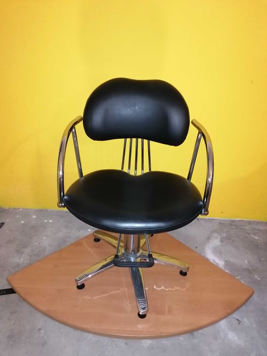 Sofá, Massageador pés, 3 Cadeiras, 1 Carrinho (Cabeleireiro)