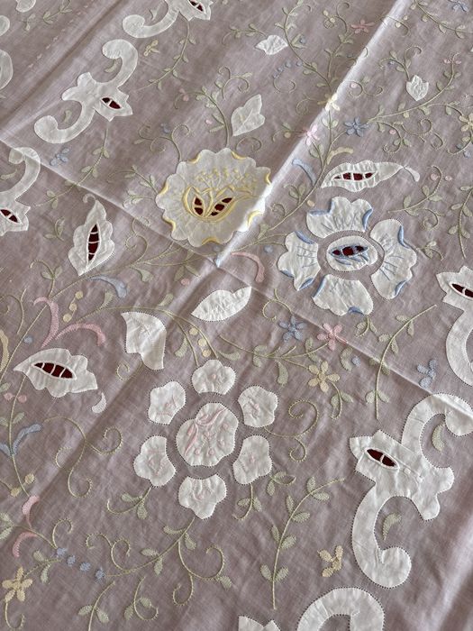 Colcha de casal organdy e algodão bordada à mão da madeira 230x268 com cores pastel