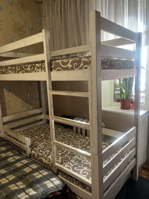 Двохярусне ліжко з ортопедичними матрацами