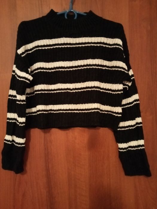 Sweter damski w paski.