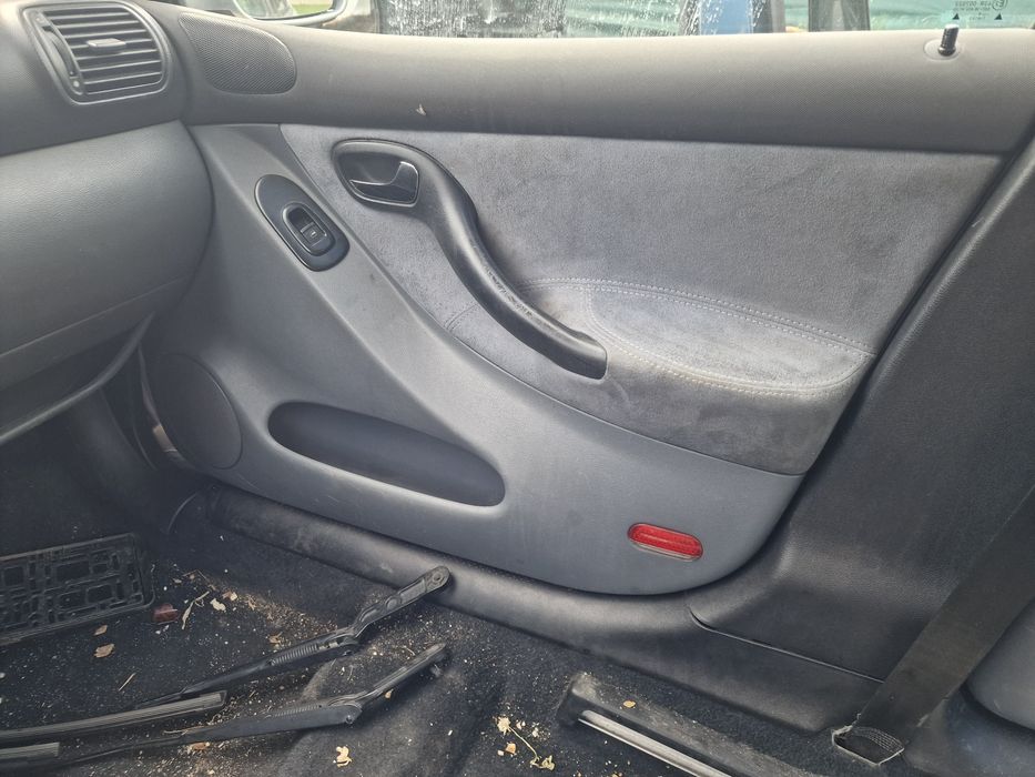 Boczki drzwi alkantara seat toledo II . El szyby . Komplet .