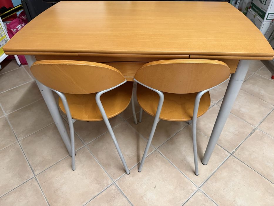 Mesa extensivel cozinha e duas cadeiras