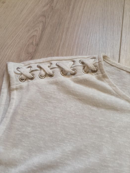 T-shirt z przeplatanymi sznurówkami na barkach / Atmosphere / roz. S