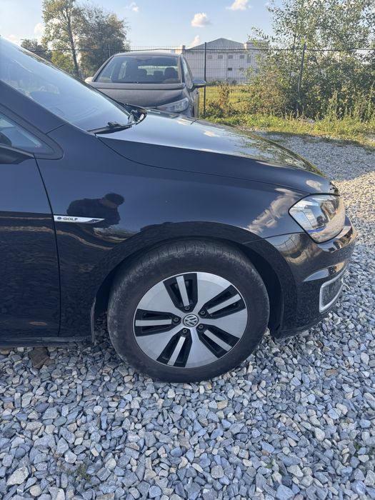 Продам хороший автомобіль е-Golf