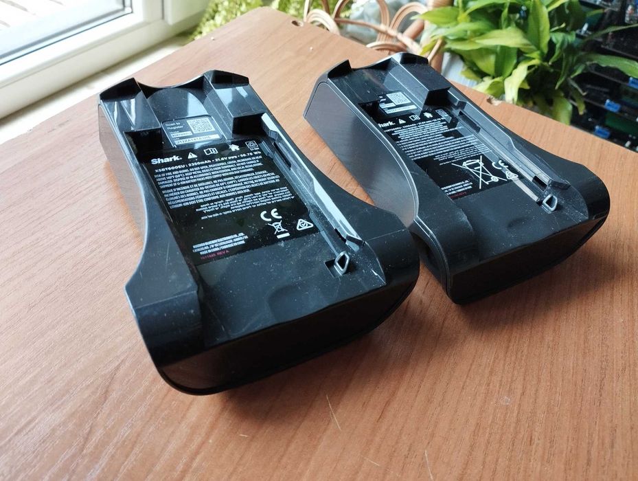 Dwie sztuki Shark Akumulatorów XSBT600EU do odkurzacza IZ380
