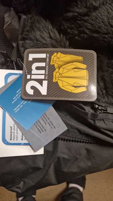 Zimowa kurtka z napisem ochrona,