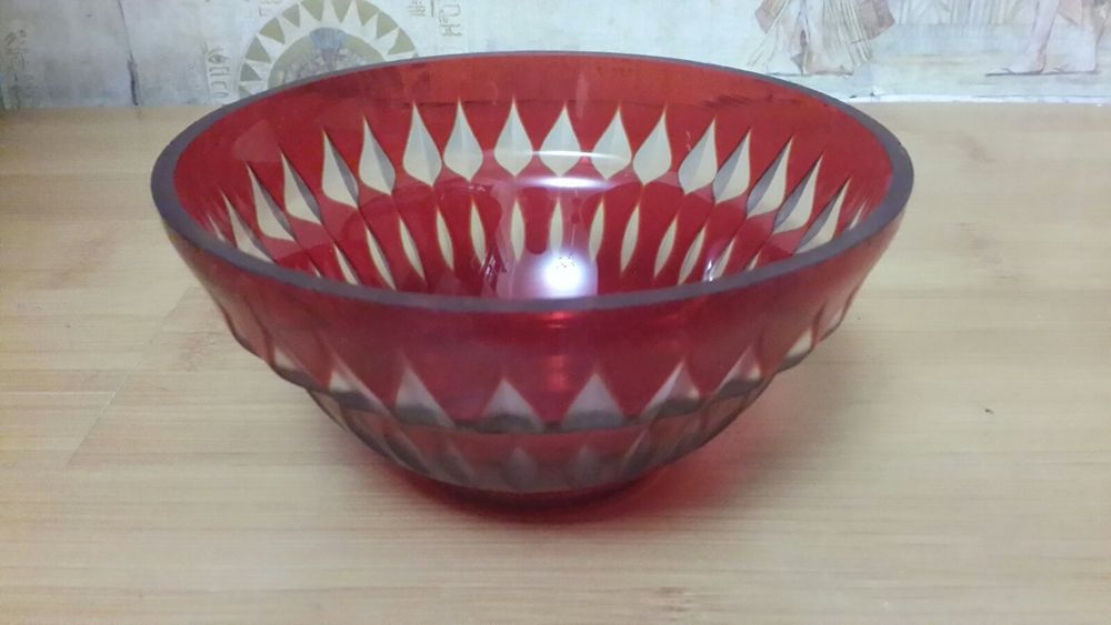 Посуд з кольорового скла