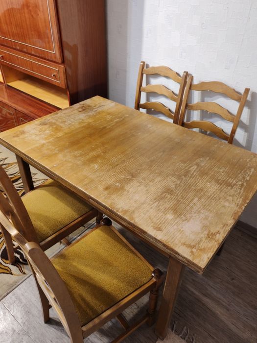 Drewniany stół z krzesłami