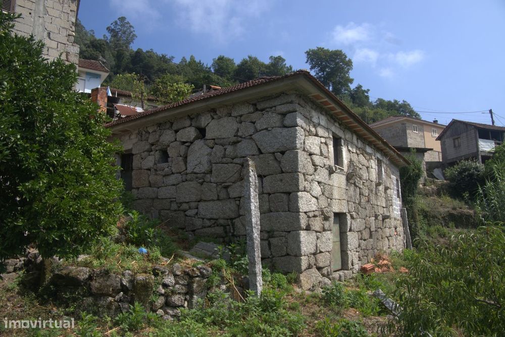 Moradia de Pedra com Terreno – Chamoim, Terras de Bouro
