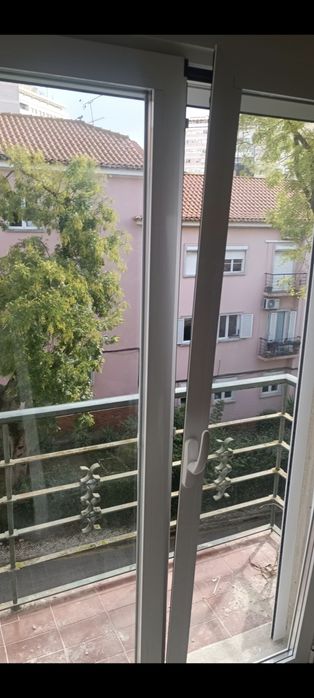 Montagem, reparação e manutenção de janelas com  oscilo batentes