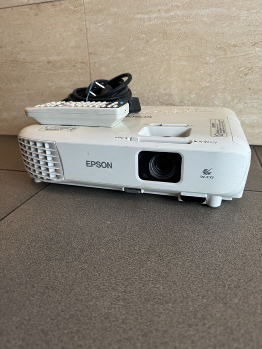 (4980/25) Projektor epson model: eb-s05 + pilot