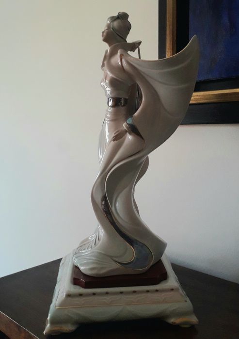 Peça em porcelana GALOS