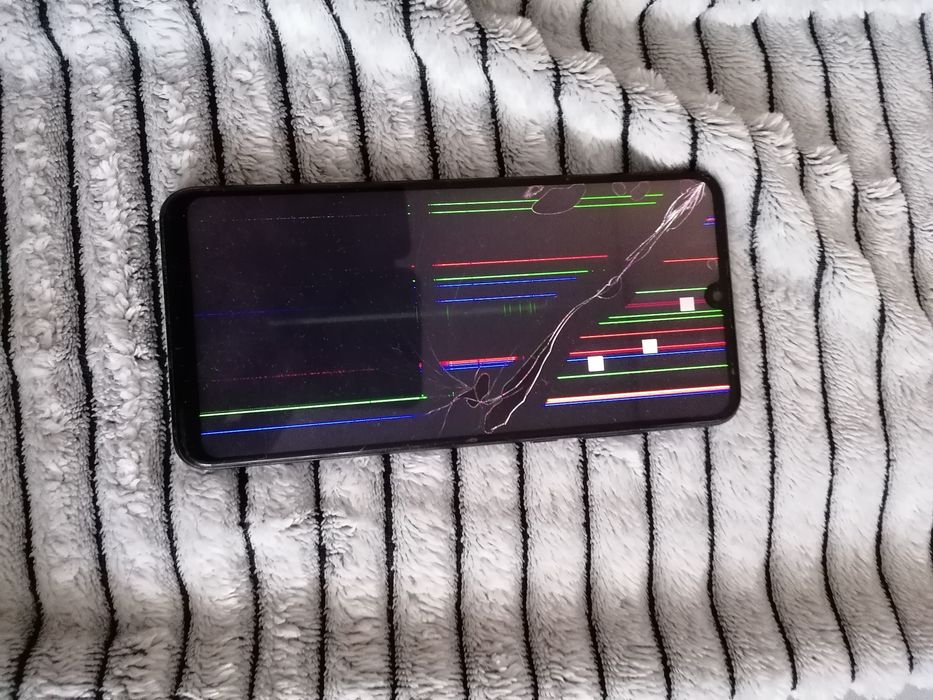 Huawei p30 Lite  sprzedaję na części włącza się ale nic nie widać huaw