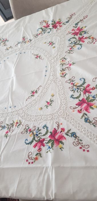 Toalhas de mesa bordada. NOVA 2.70×1.65