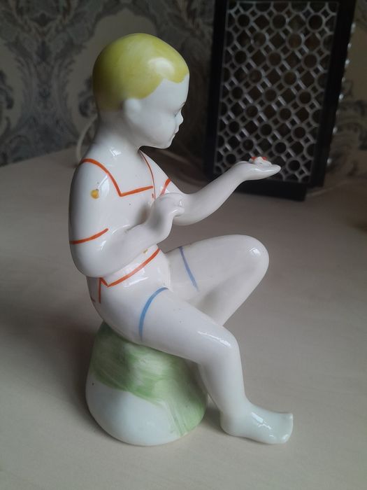 Фігурка мальчік та бабочка.