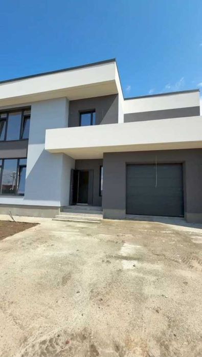 Будинок з сауною, басейном та великою ділянкою!