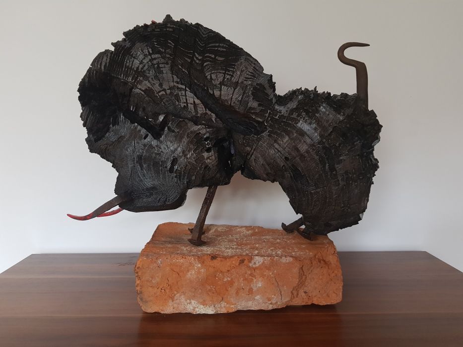 Rzeźba Byk stare drewno stara cegła