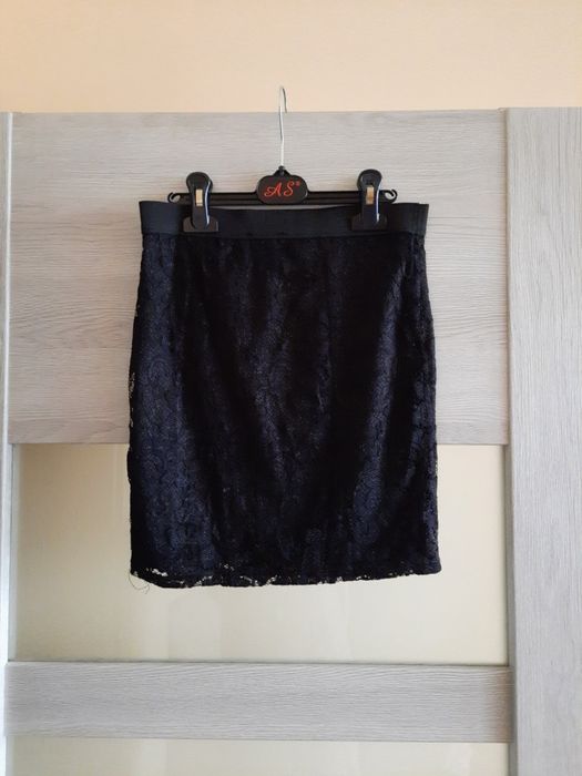 Czarna krótka spódniczka koronkowa