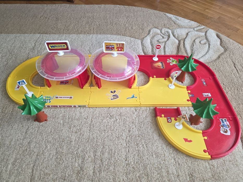 Трек з пожежною частиною.