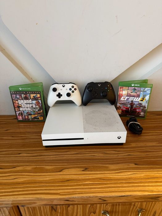 [Xbox] Konsola Xbox One S 1TB + 2 Pady + 2 Gry (GTA V, THE CREW 2)