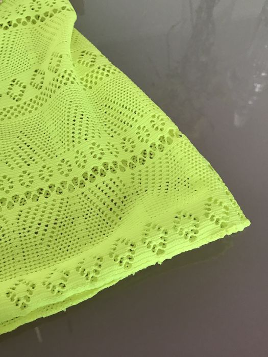 Camisola de praia amarela fluorescente