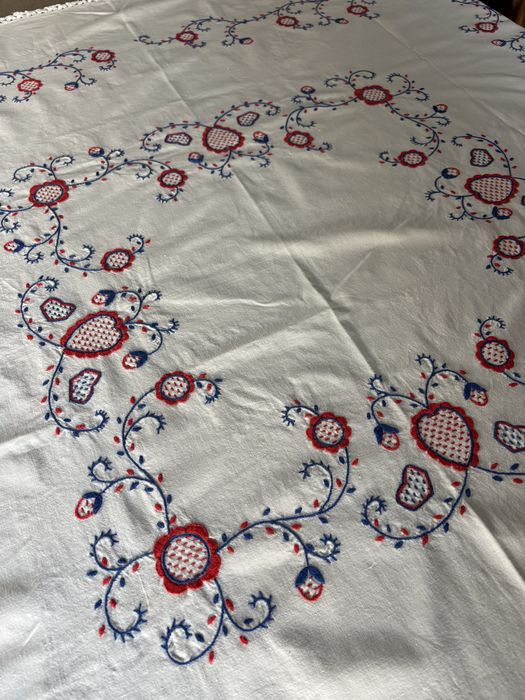 Toalha de mesa com bordado de Viana