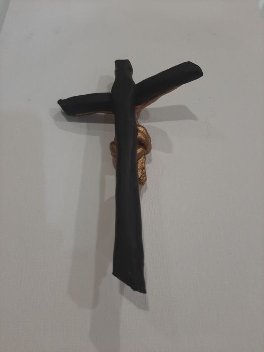 Cristo na cruz em barro