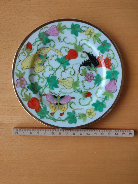 Conjunto de pequenos pratos decorativos em porcelana japonesa.
