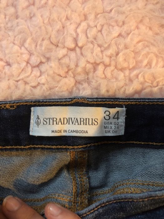 Jeansy dzwony Stradivarius