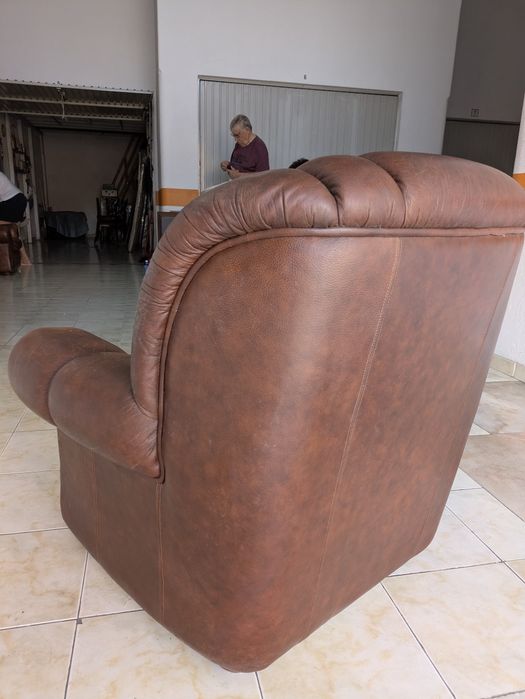 2 sofás em pele, usados e bem estimados