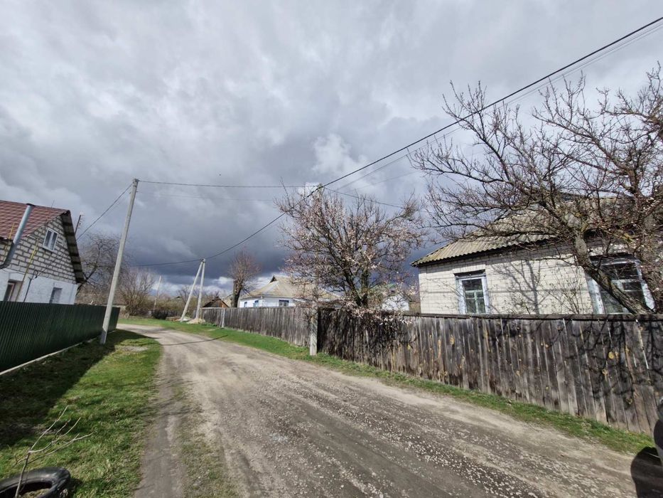 Продаж в с.Старому будиночок поруч центра села!