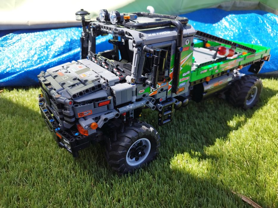 Lego Technic - Camião Mercedes-BENZ Zetros 4X4 ref 42129.