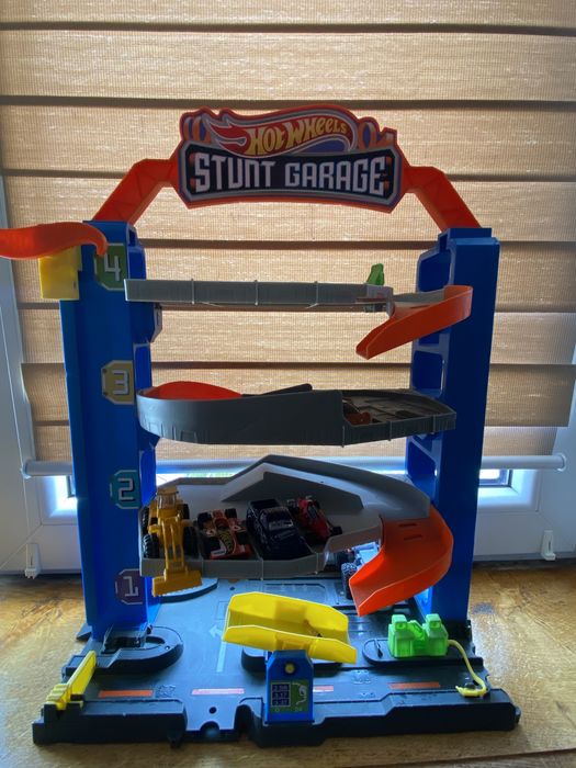 Гараж ігровий набір Hot Wheels + машинка подарунок стан новий