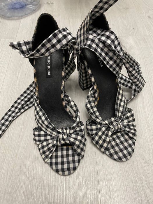 Продам босоножки.