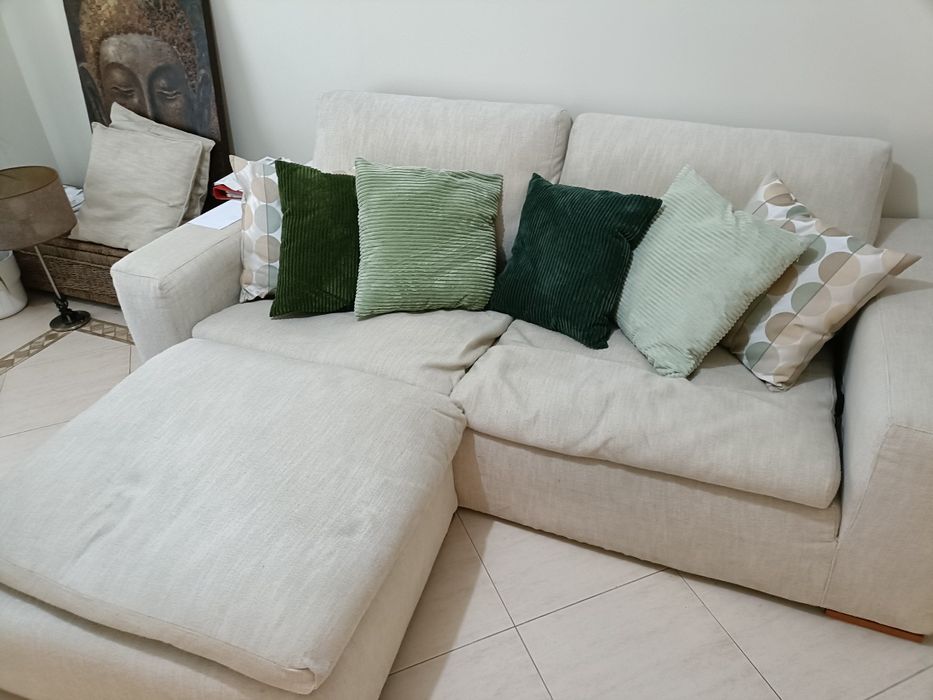 Sofá 3 lugares com apoio de pés e enchimento de penas