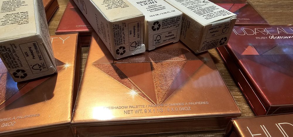 Huda Beauty hudabeauty paletka cieni rozświetlacz eyeshadow  korektor