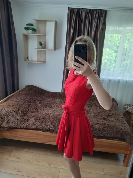 Плаття без рукавів червоне з поясом, святкове