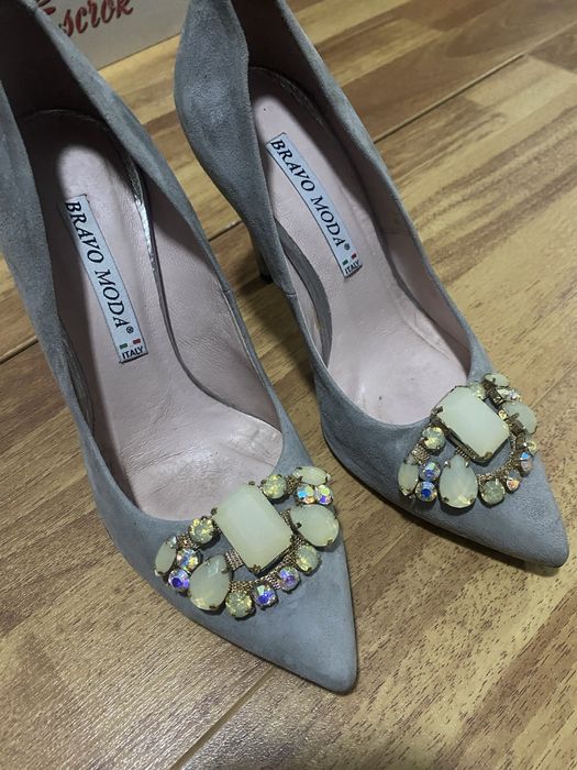 Продам жіночі туфлі з камінцями