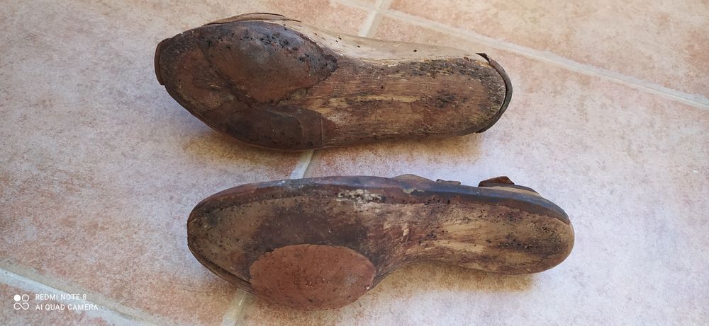Dois moldes de sapatos